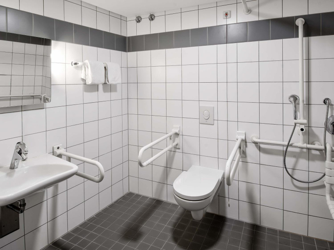 Bathroom 4, B&B HOTEL Frankfurt-Messe, Frankfurt am Main