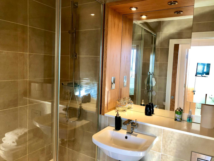 Bathroom 4, Modern Double Room, West Sussex