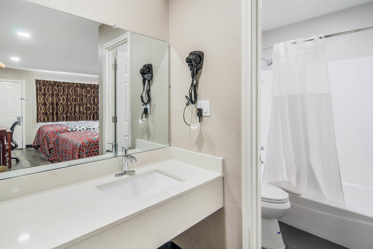 Bathroom 4, Super 8 by Wyndham Waco North I-35, McLennan