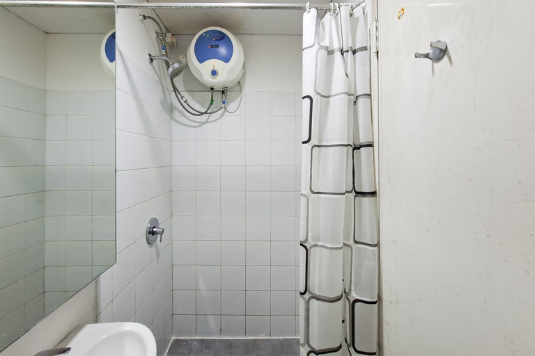 Bathroom 4, Comfy and Nice Studio (No Kitchen) at Apartment Kubikahomy By Travelio, Tangerang Selatan