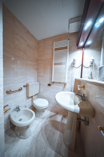Bathroom 3, Hotel Miro, Genova