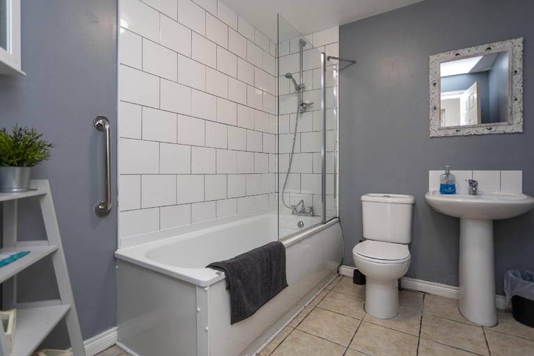 Bathroom, Kings Lodge, Belfast