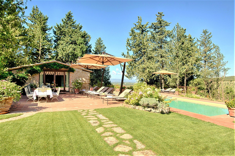 Garden, Exclusive Villa & Winery up to 8 Guests, Siena