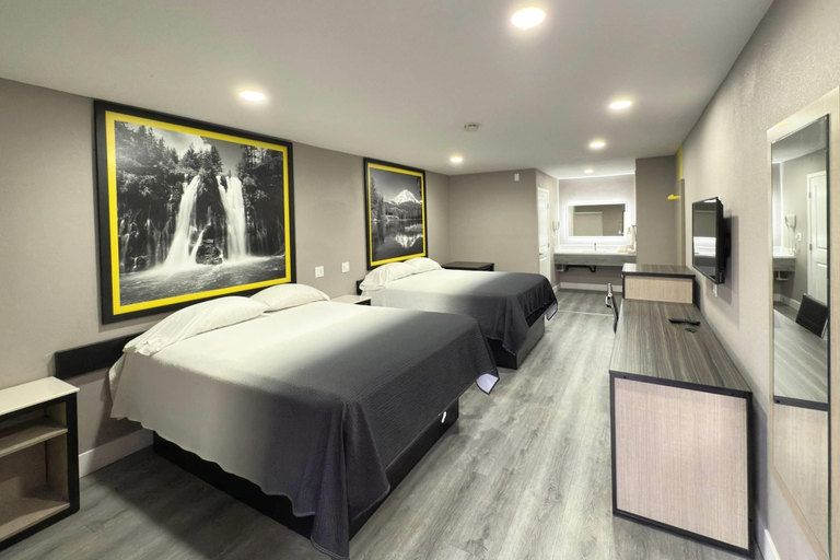 Bedroom 3, Super 8 by Wyndham Visalia, Tulare
