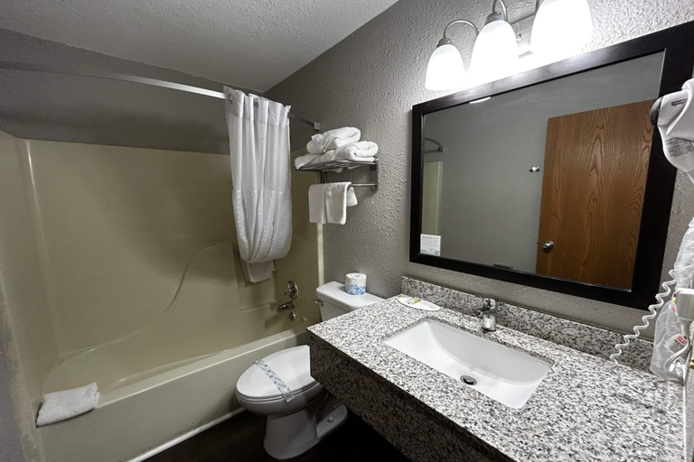 Bathroom 4, Super 8 by Wyndham Pella, Marion