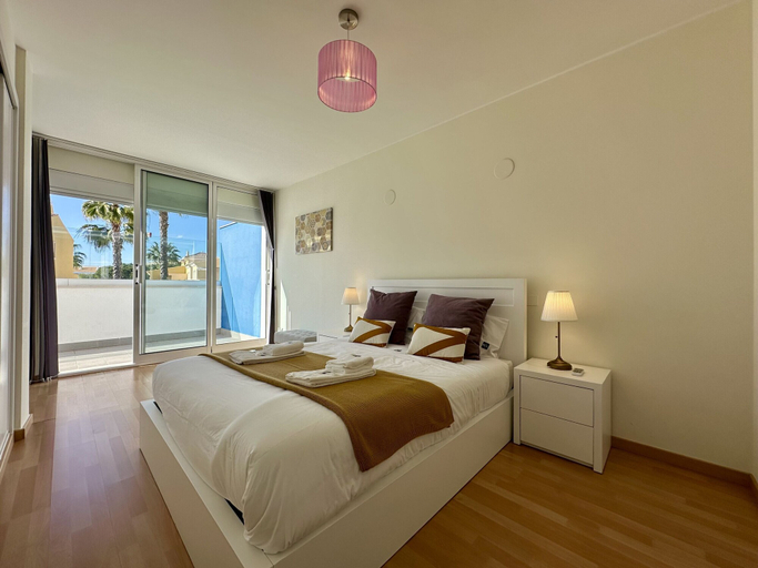 Room 2, Quarteira Deluxe With Pool by Homing, Loulé
