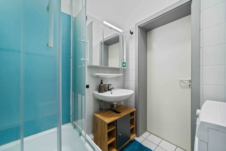 Room 3, Up to 4 People Center Water Netflix, Wilhelmshaven