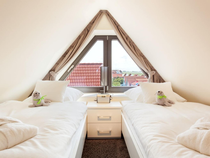 Bedroom 2, Reethuus Nord Modern retreat, Aurich