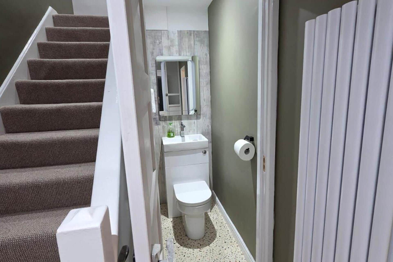 Bathroom 2, Chester Charm - Spacious 3 Bedroom House, Cheshire West and Chester
