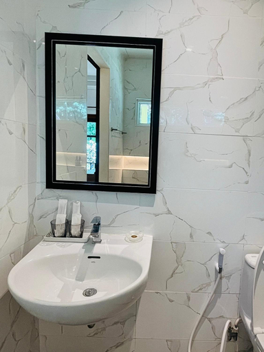 Bathroom 4, Tonsai Bay Resort, Mueang Krabi