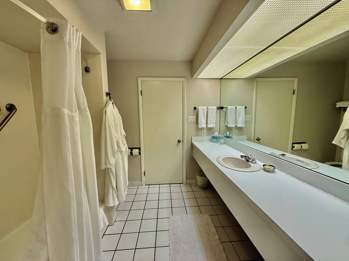 Bathroom 4, Lindsey Place, Clinton