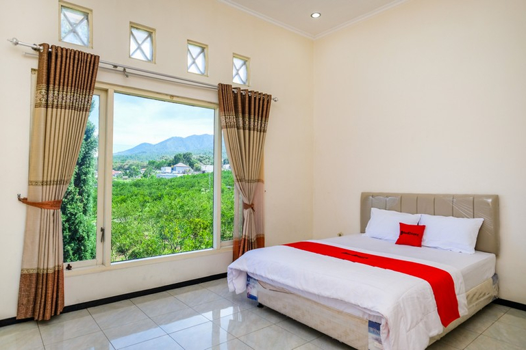 Bedroom, RedDoorz @ Jestro Guest House Batu, Malang