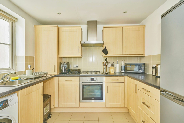 Room 4, Charming 2-bedroom Flat in South Croydon, London