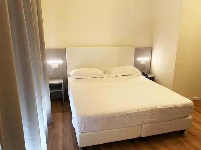Bedroom 4, Hotel Aron Rimini, Rimini