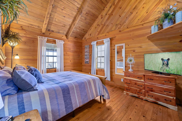 Room 5, Beautiful View Log Cabin Fireplace Hot Tub Arcade Pool Fishing, Sevier