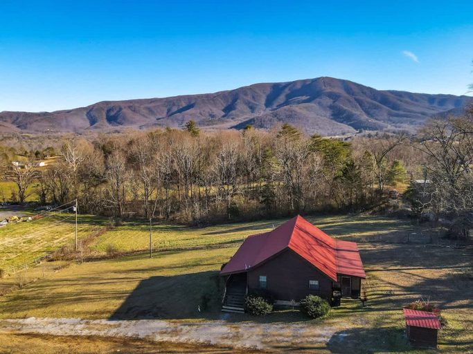 Room 1, Beautiful View Log Cabin Fireplace Hot Tub Arcade Pool Fishing, Sevier