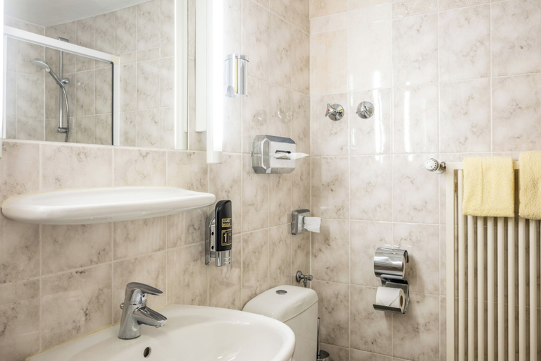 Bathroom 4, Raststättenhotel Grunewald, Berlin