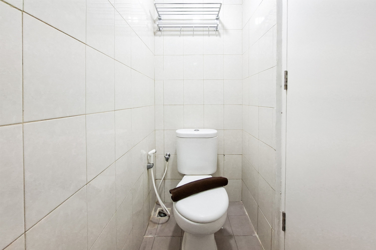 Bathroom 2, Comfy White Studio at Poris 88 Apartment By Travelio, Tangerang
