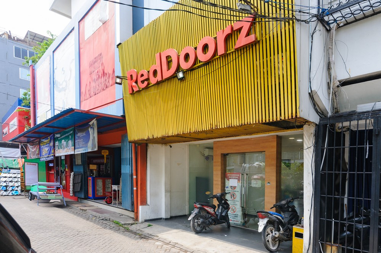 Exterior & Views 2, RedDoorz Plus @ Danau Sunter Utara, North Jakarta