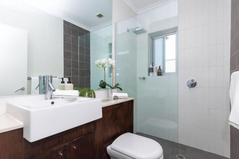 Bathroom 4, Cozy beachfront studio with aircon, Sydney