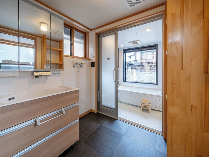 Bathroom 2, Hida machiyado Sekiteino yado, Takayama