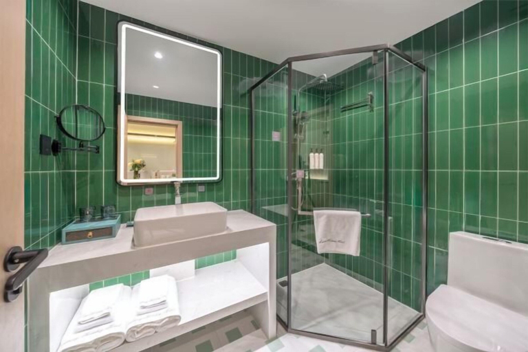 Bathroom 3, Century Holiday Hotel, Baise