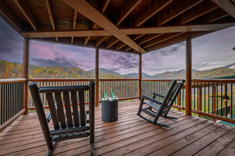 Room 4, Luxury Smoky Mtn Retreat w Panorama Views Hottub, Sevier