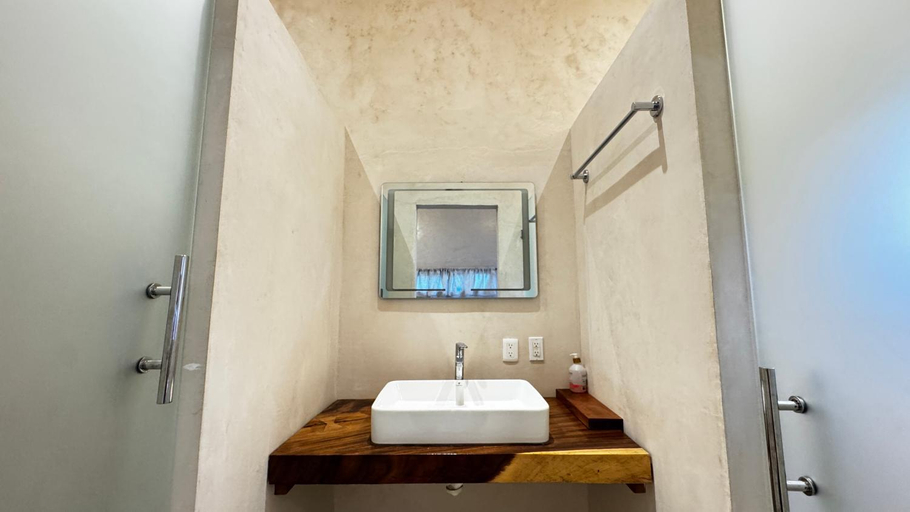 Bathroom 4, Calle Ouvert, Mérida