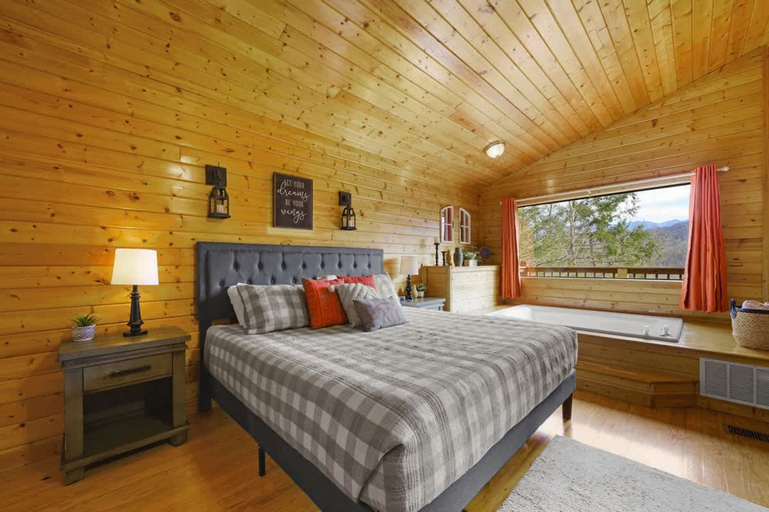 Room 2, Great View Location Studio Log Cabin Hot Tub, Sevier