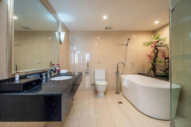 Bathroom 3, Wuhan Huazun Tianlun Hotel, Wuhan