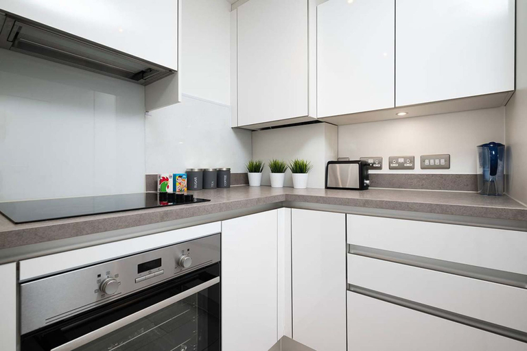 Room 3, Stunning 2BR Flat With Balcony, Windsor and Maidenhead