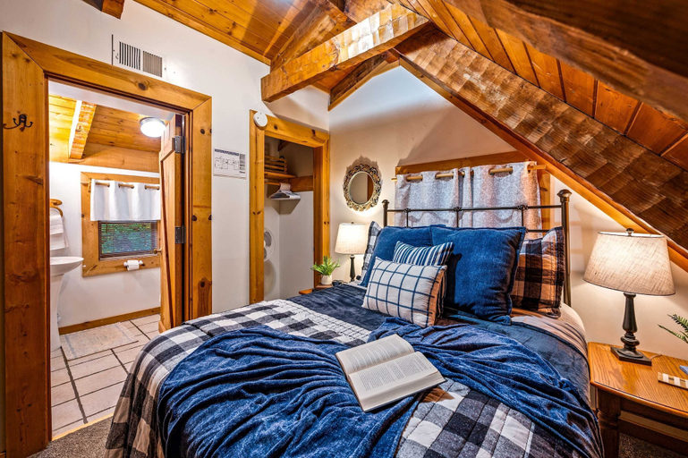 Room 3, Hot Tub Pool Table Fireplace Views Relax, Sevier