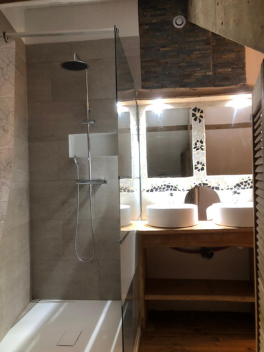 Bathroom 3, L'AUBERGE DES PYRENEES, Hautes-Pyrénées