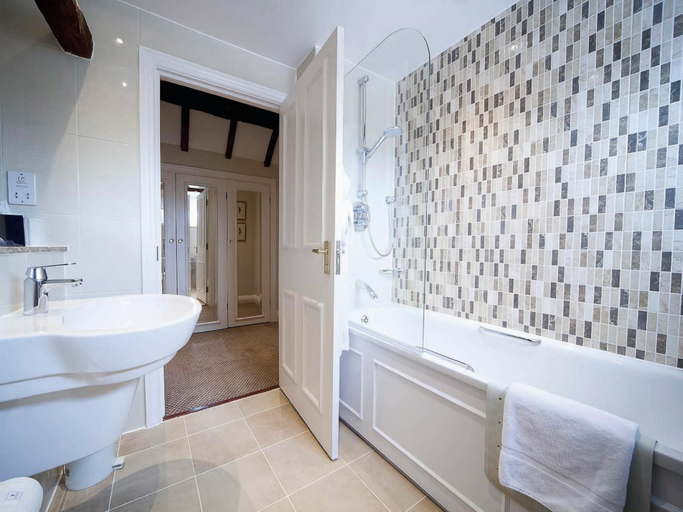 Bathroom 5, Macdonald Alveston Manor, Warwickshire