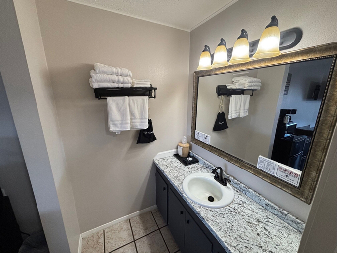 Bathroom 3, Yellow Diamond Inn, Pike