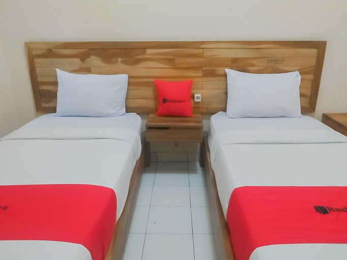 Bedroom 2, RedDoorz @ Pantai Pelabuhan Ratu 2, Sukabumi