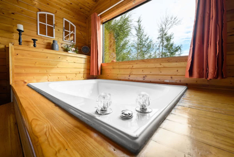 Room 3, Great View Location Studio Log Cabin Hot Tub, Sevier