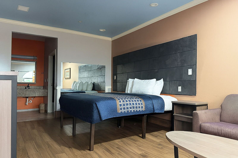 Room 4, Downtowner Inns & Suites IAH Airport-Humble, Houston
