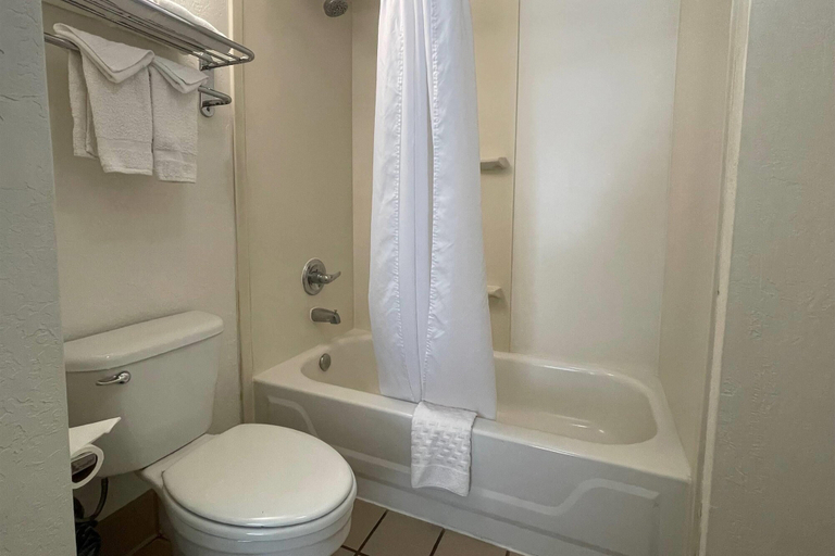 Bathroom 4, Howard Johnson By Wyndham Tempe University/Phoenix, Maricopa