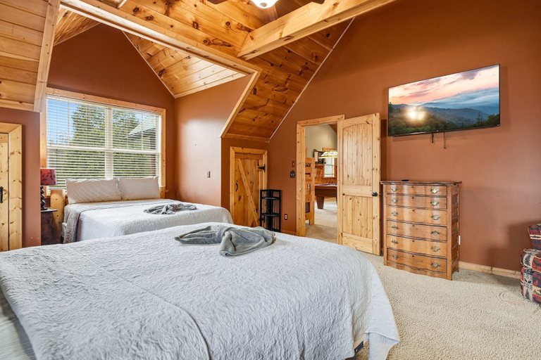 Room 3, 5BR Cabin w Yard Office Hot Tub Firepit, Sevier