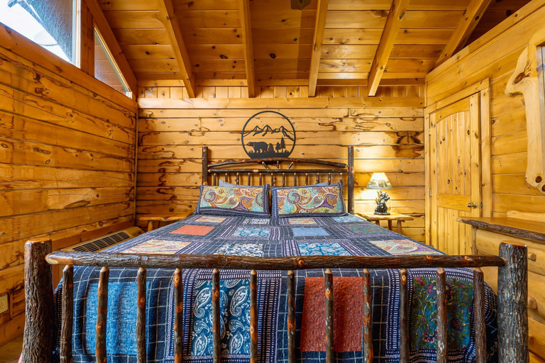 Room 2, Luxury Smoky Mtn Retreat w Panorama Views Hottub, Sevier
