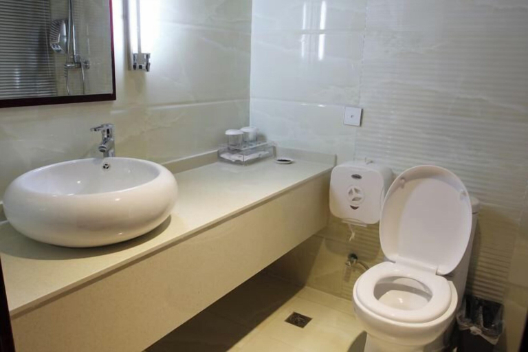 Bathroom 4, Pingliang Hotel, Pingliang