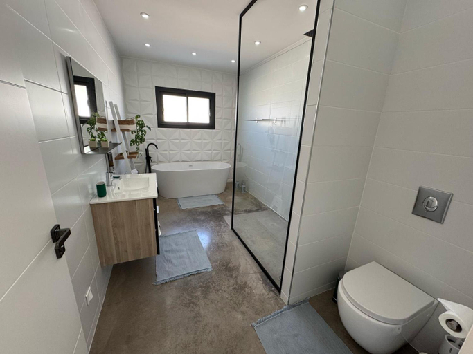 Bathroom 4, Villa Noam Haut Standing 220m2, Gard
