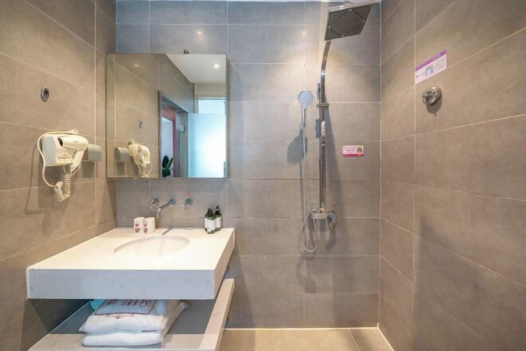 Bathroom 4, Zhiling Homestay (Five Star Street City Center), Liuzhou