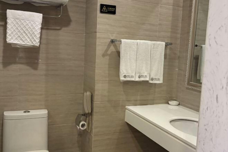 Bathroom 4, Houten Hotel, Shantou