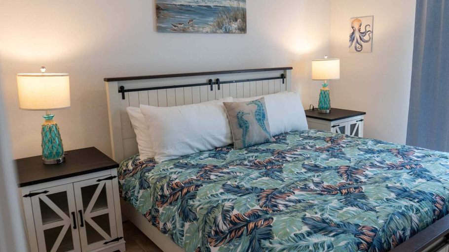 Room 3, Walkable Location 99 Steps To Beach Pool 2 Bedroom Apts, Cameron