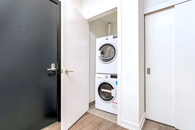 Room 4, New High Rise Building w Gorgeous Views, Waterloo