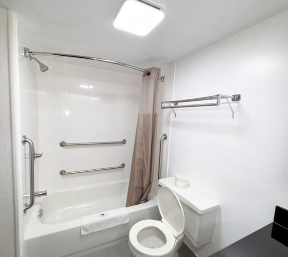Bathroom 4, Motel 6 New Stanton, PA, Westmoreland