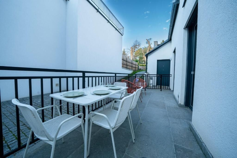 Outdoor dining, Hills Residences, Wien
