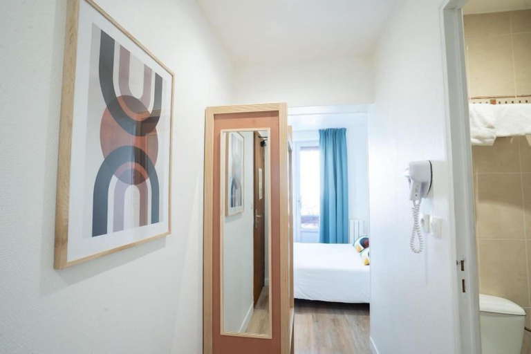 Bathroom 5, Hotel Edgar Quinet, Paris